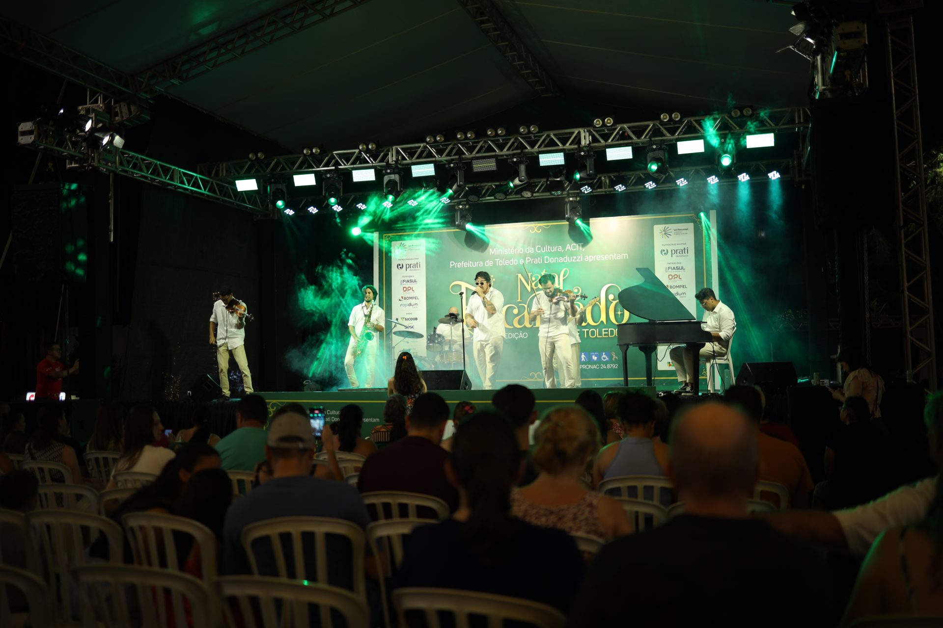 Grupo Harmony se apresentou no palco do Natal Encantado de Toledo