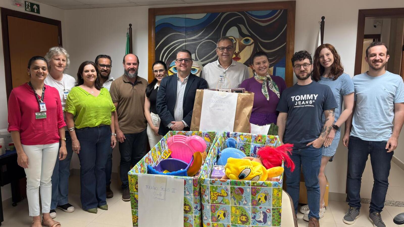 Vara da Infância e Juventude doa brinquedos para Casas Abrigo