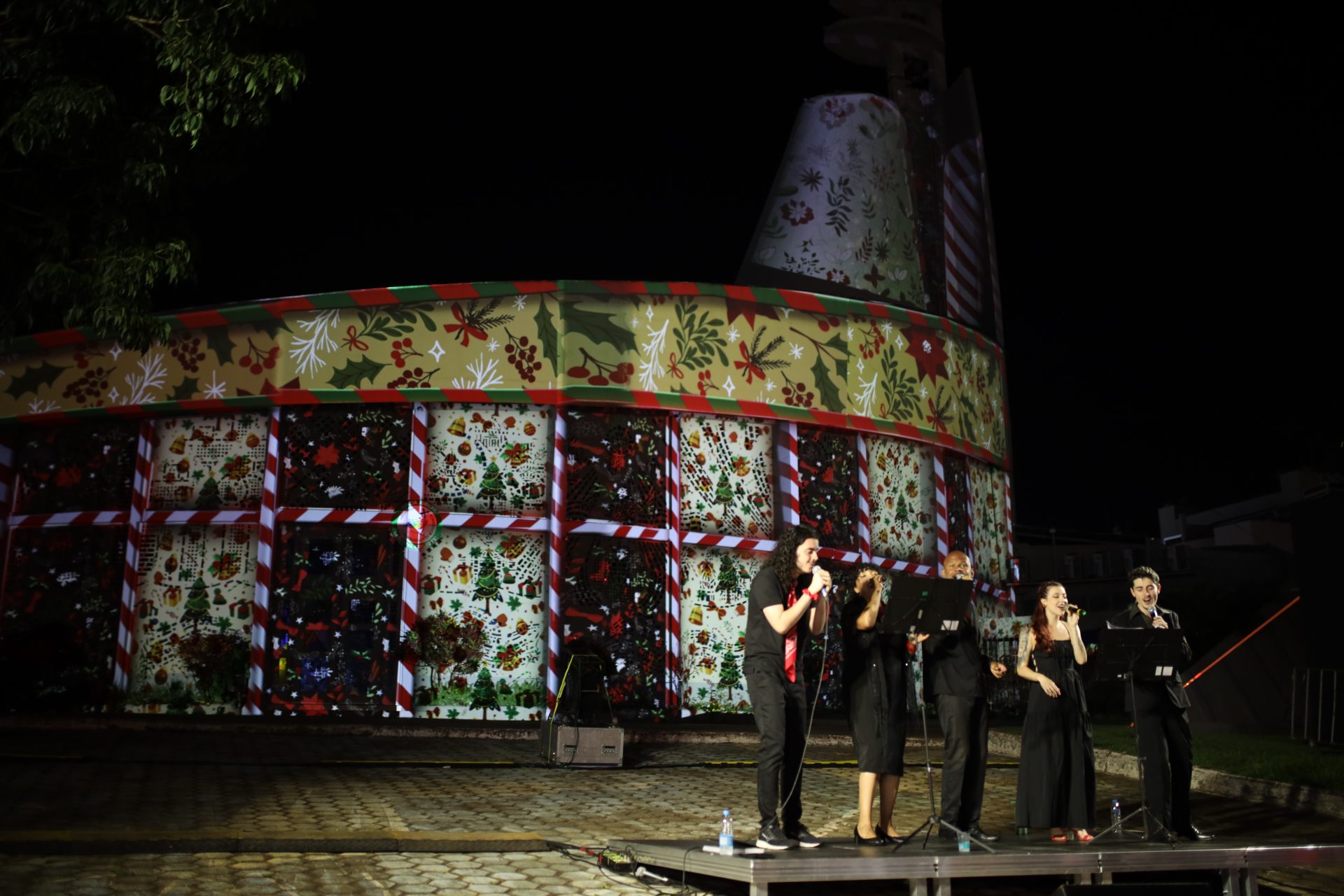 Projeção Mapeada e Cantata Natalina encantam famílias no Natal Encantado de Toledo