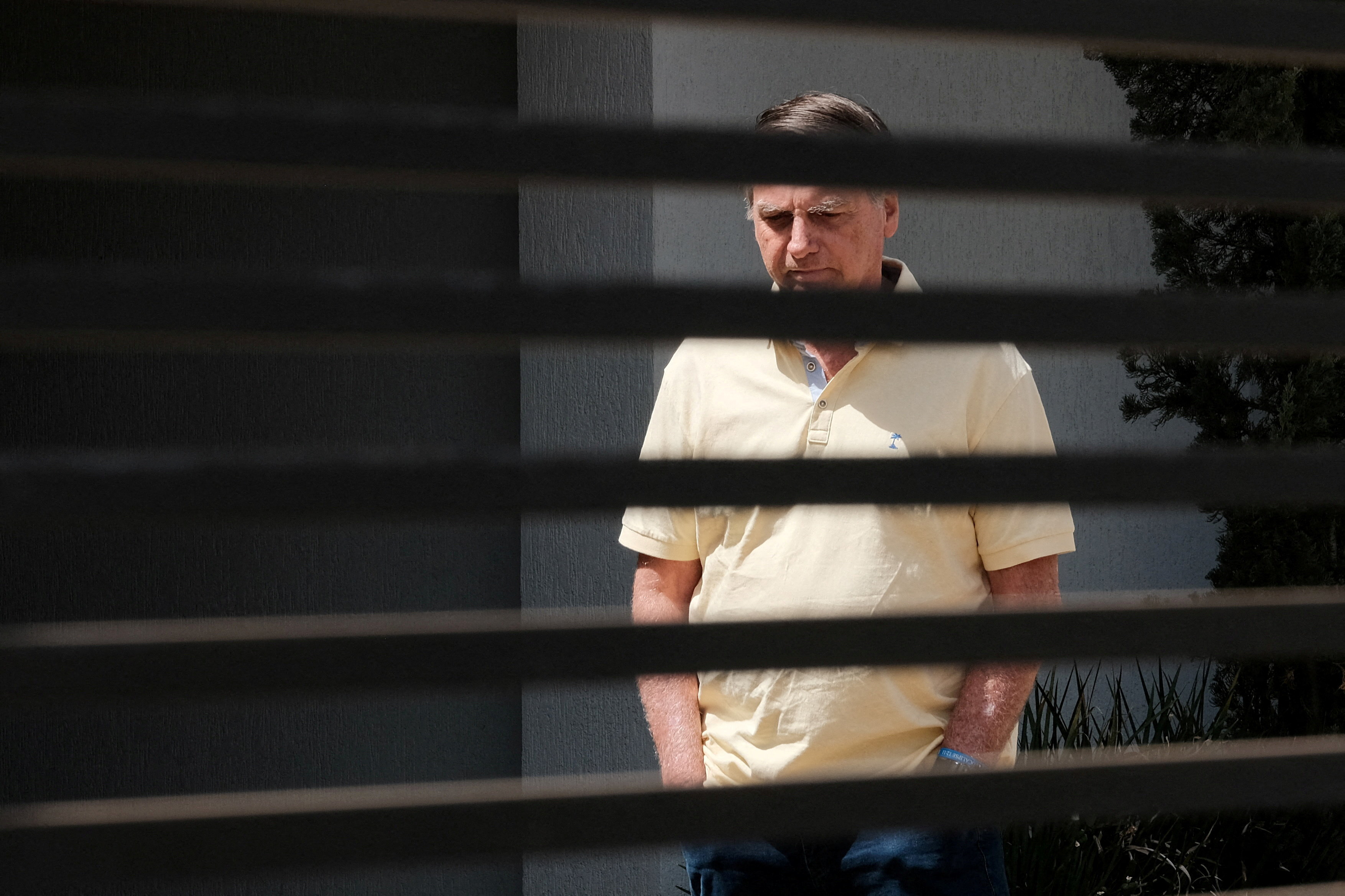 Defesa pede autorização para Bolsonaro deixar prisão e fazer cirurgia