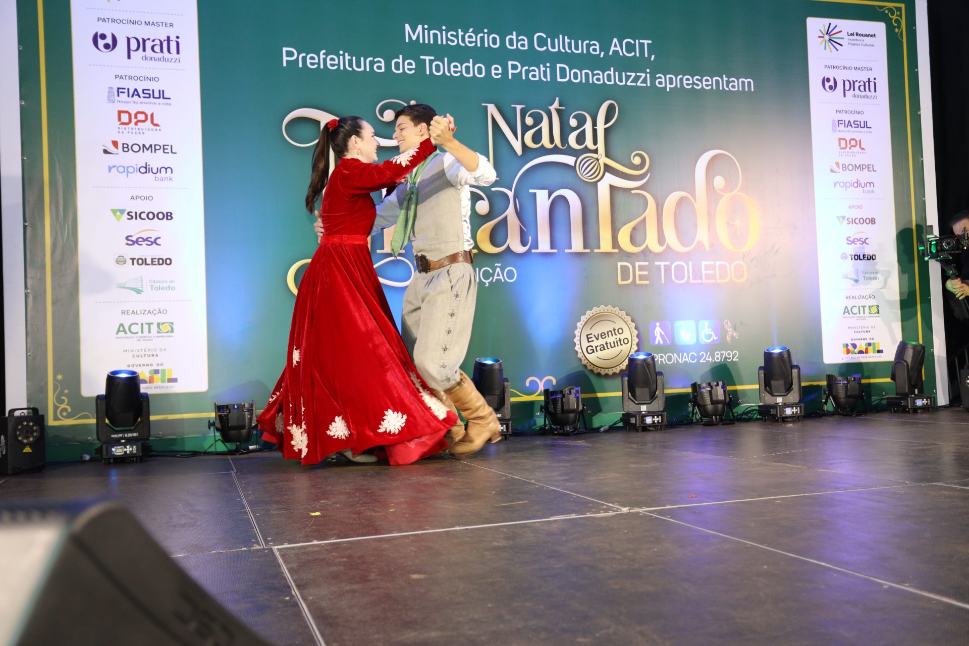 CTG e dança alemã fizeram parte da programação da VIII Edição do Natal Encantado de Toledo