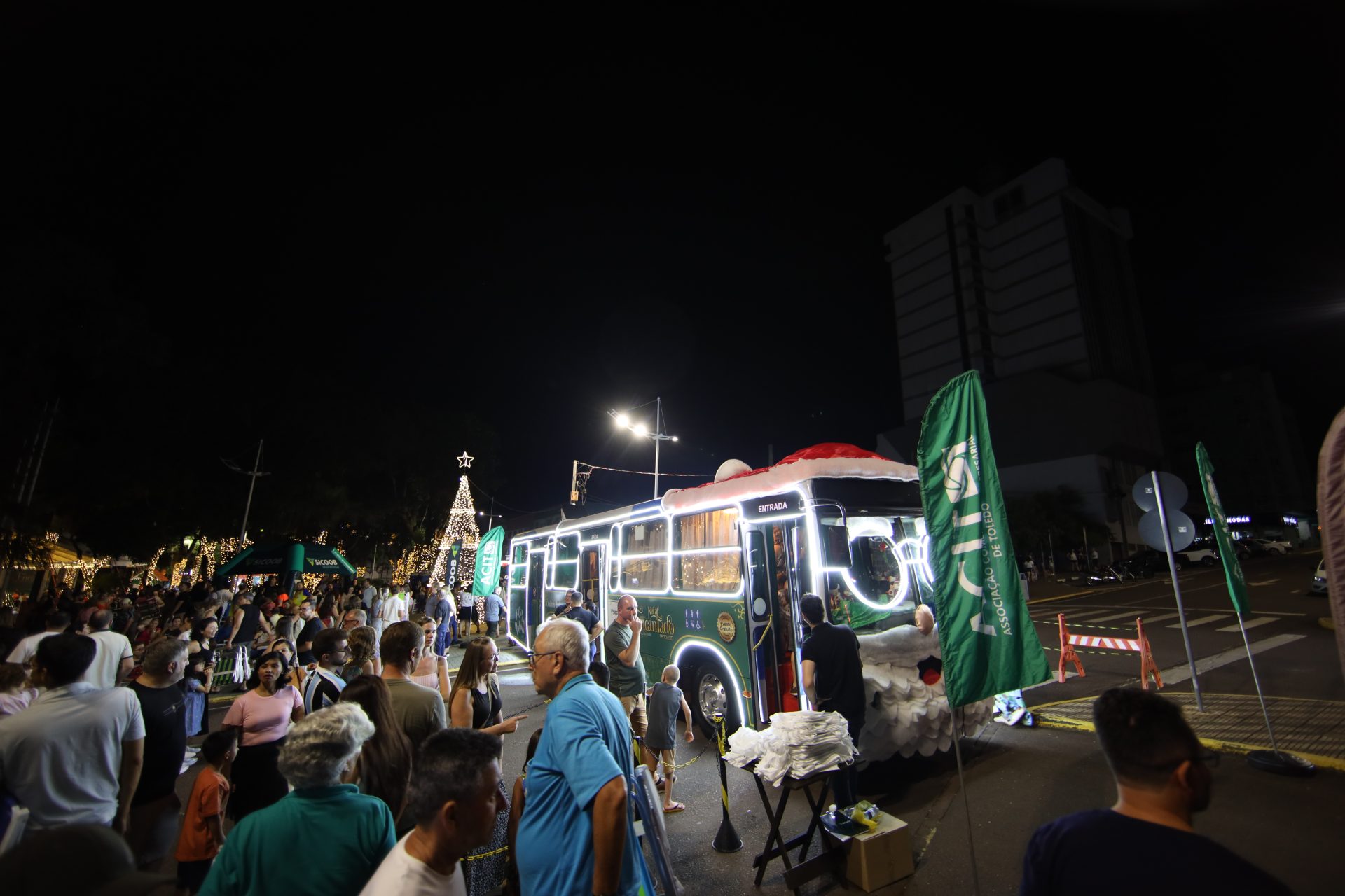 Natal Encantado de Toledo: ??nibus do Papai Noel recebeu aproximadamente 5 mil pessoas em 14 dias