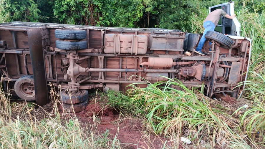 Caminhão tomba após reboque desestabilizar na BR-163 entre Toledo e Marechal Cândido Rondon
