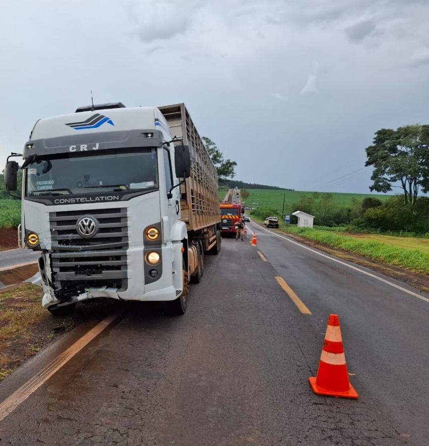Colisão frontal na PR-495 deixa idoso gravemente ferido em Santa Helena; caminhão envolvido é de Toledo