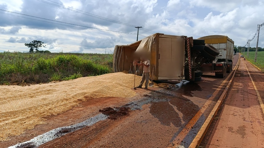 Reboque tomba em curva e interdita estrada rural em Toledo