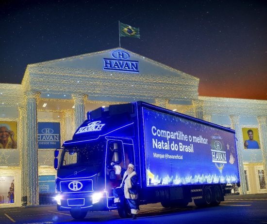 Toledo recebe nesta sexta-feira (5) a Carreata de Natal da Havan com caminhões iluminados e Papai Noel azul