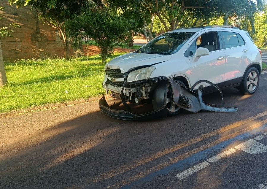 Mulher de 43 anos fica ferida em acidente com três veículos em Toledo