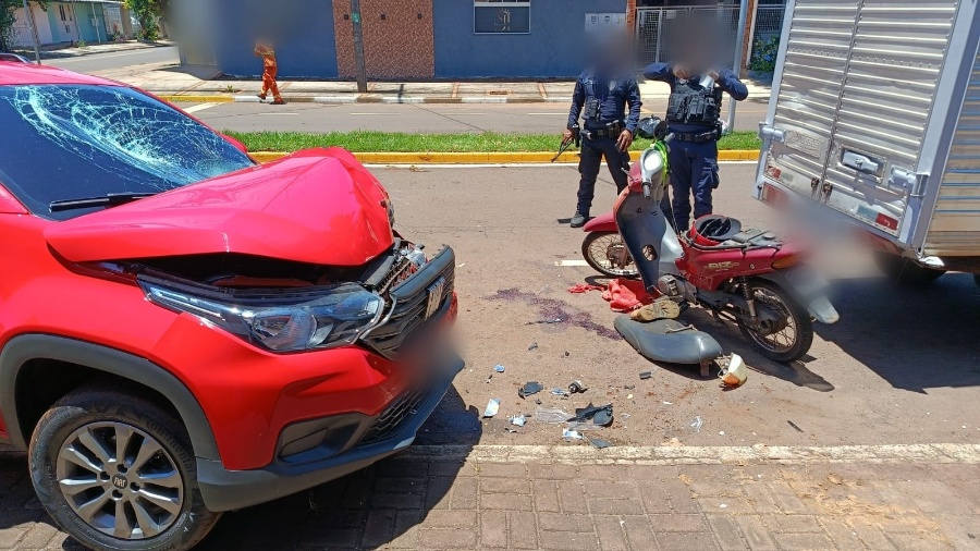 Motociclista é lançado contra para-brisa em colisão com picape no Jardim Coopagro