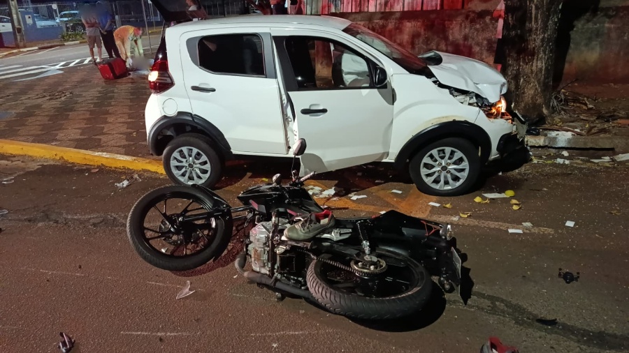 Acidente no Centro de Toledo deixa dois jovens feridos