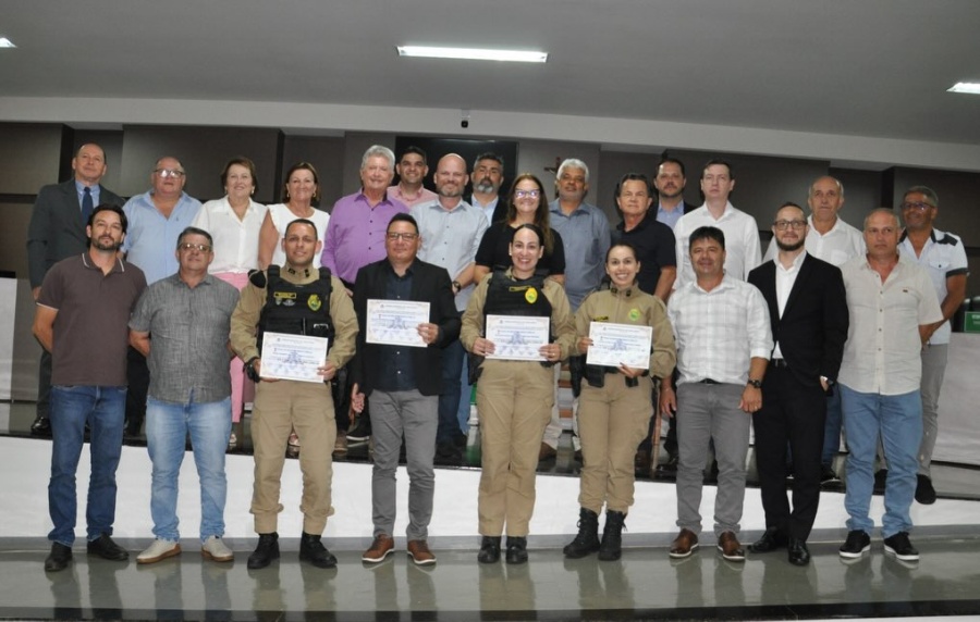 Cafelândia homenageia policiais militares que atuam em projeto de educação no trânsito voltado a crianças