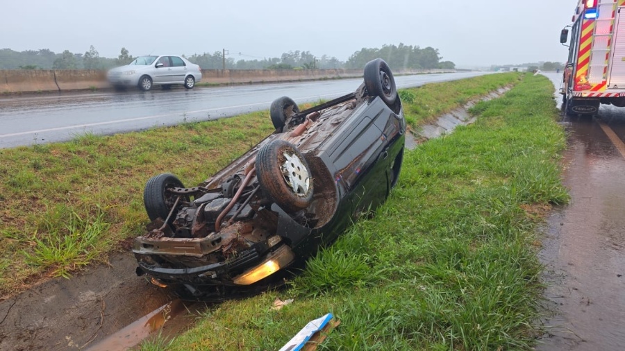 Mulher fica ferida em capotamento sobre o viaduto da Rua Barão do Rio Branco, na BR-163
