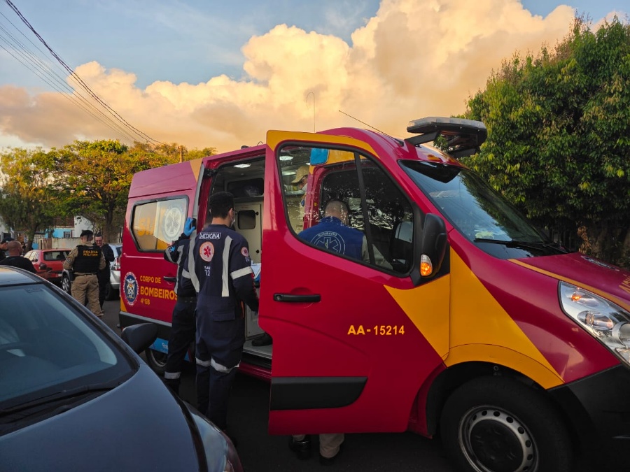 Homem é esfaqueado no pescoço ao tentar impedir ataque do namorado contra a irmã em Toledo