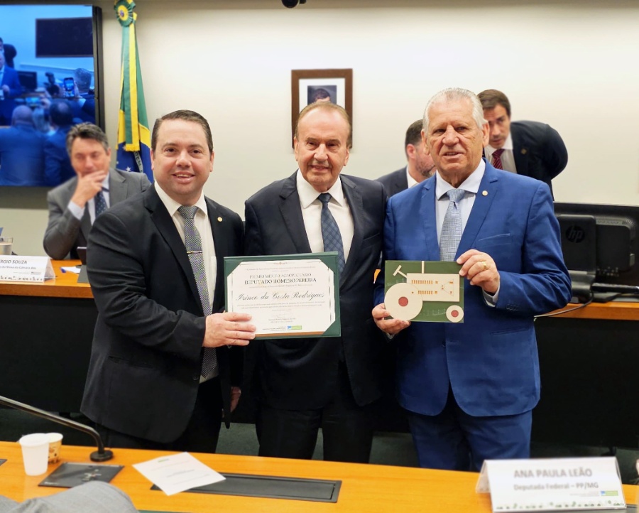 Presidente da Lar recebe Prêmio Mérito Agropecuário 2025 na Câmara dos Deputados por indicação de Dilceu Sperafico