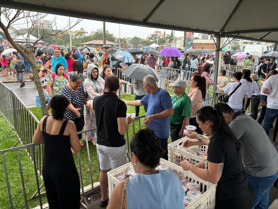 Mesmo com chuva, população prestigia distribuição dos potes de bolo do aniversário de Toledo