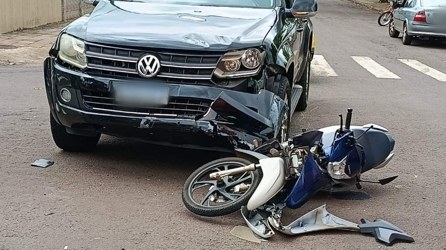 Motociclista sofre fratura na perna após colisão com caminhonete em Toledo