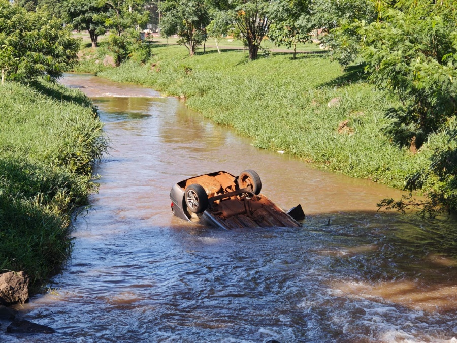 Gari herói! Venezuelano entra em rio e ajuda a salvar quatro pessoas após acidente em Toledo