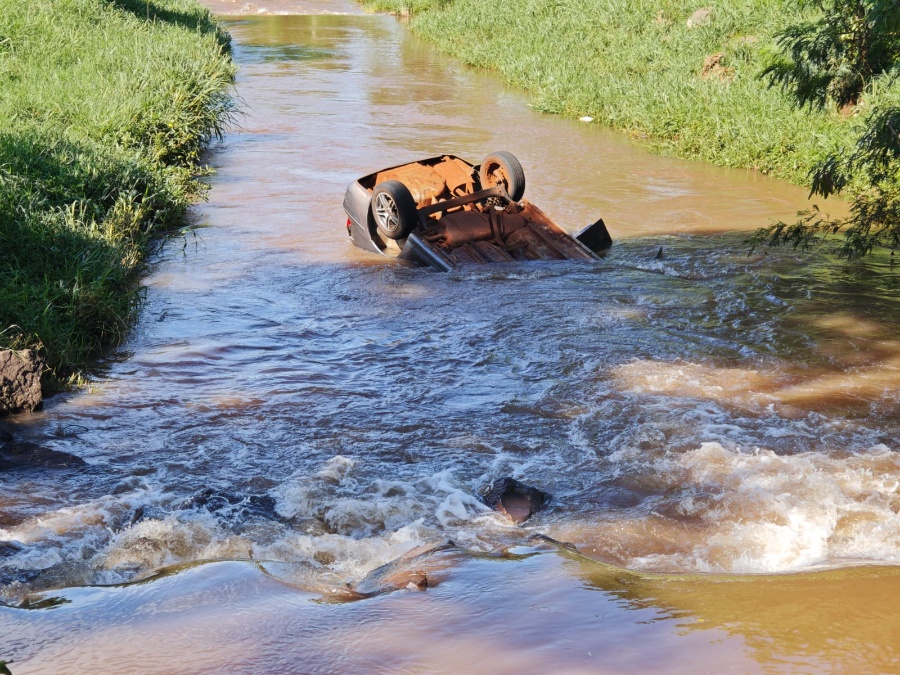 Menina que estava em carro que caiu no Rio Toledo morre no hospital