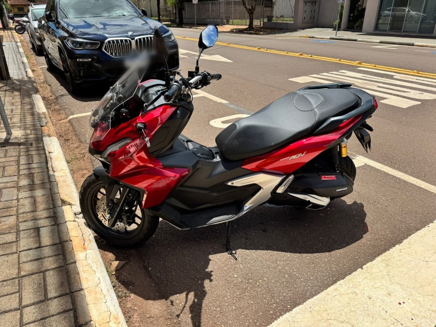 Colisão entre Honda ADV e Ford Fiesta é registrada no Centro de Toledo