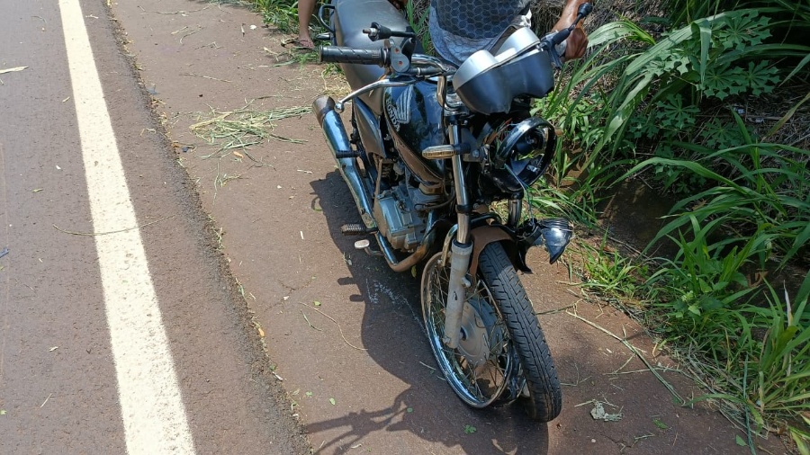 Motociclista se fere em colisão traseira após distração com carro parado na PR-585, em Toledo