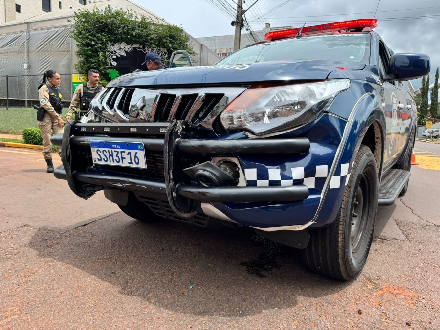 Viatura da Guarda Municipal se envolve em acidente no Centro de Toledo