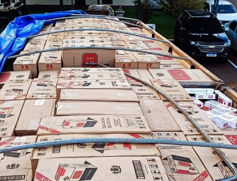 PM apreende carga com 25 mil pacotes de cigarros contrabandeados na BR-163, em Toledo