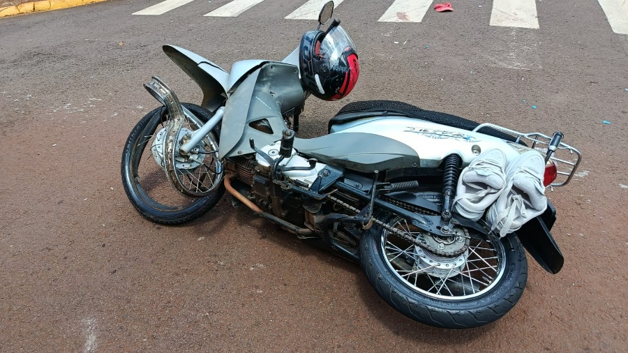 Acidente entre carro e motocicleta deixa jovem ferido no Jardim Santa Clara IV