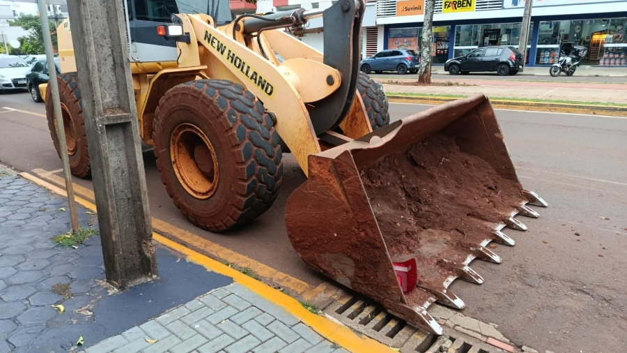 Pá carregadeira se envolve em engavetamento na Avenida Parigot de Souza