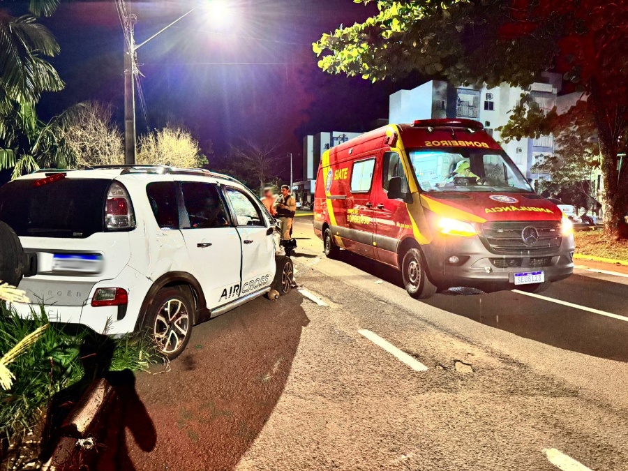 Veículo capota após bater em dois carros parados no Jardim Porto Alegre