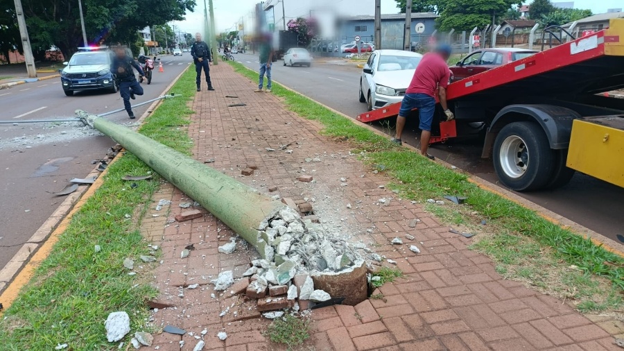 Motorista foge após colidir carro contra poste em Toledo