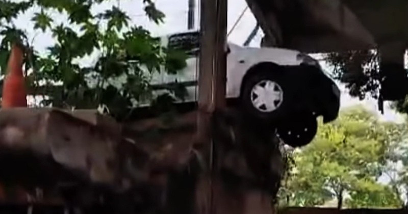 No último dia do ano, motorista embriagado e sem habilitação invade a Emdur e carro fica pendurado