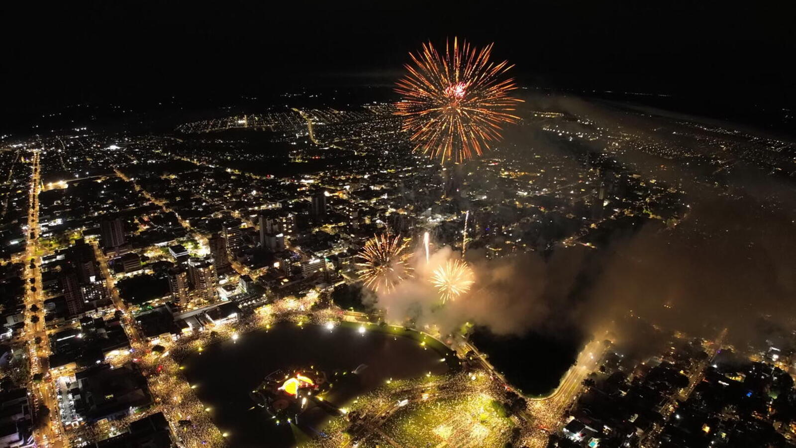 Toledo recebe 2026 com show de fogos e público de 40 mil no Lago Municipal