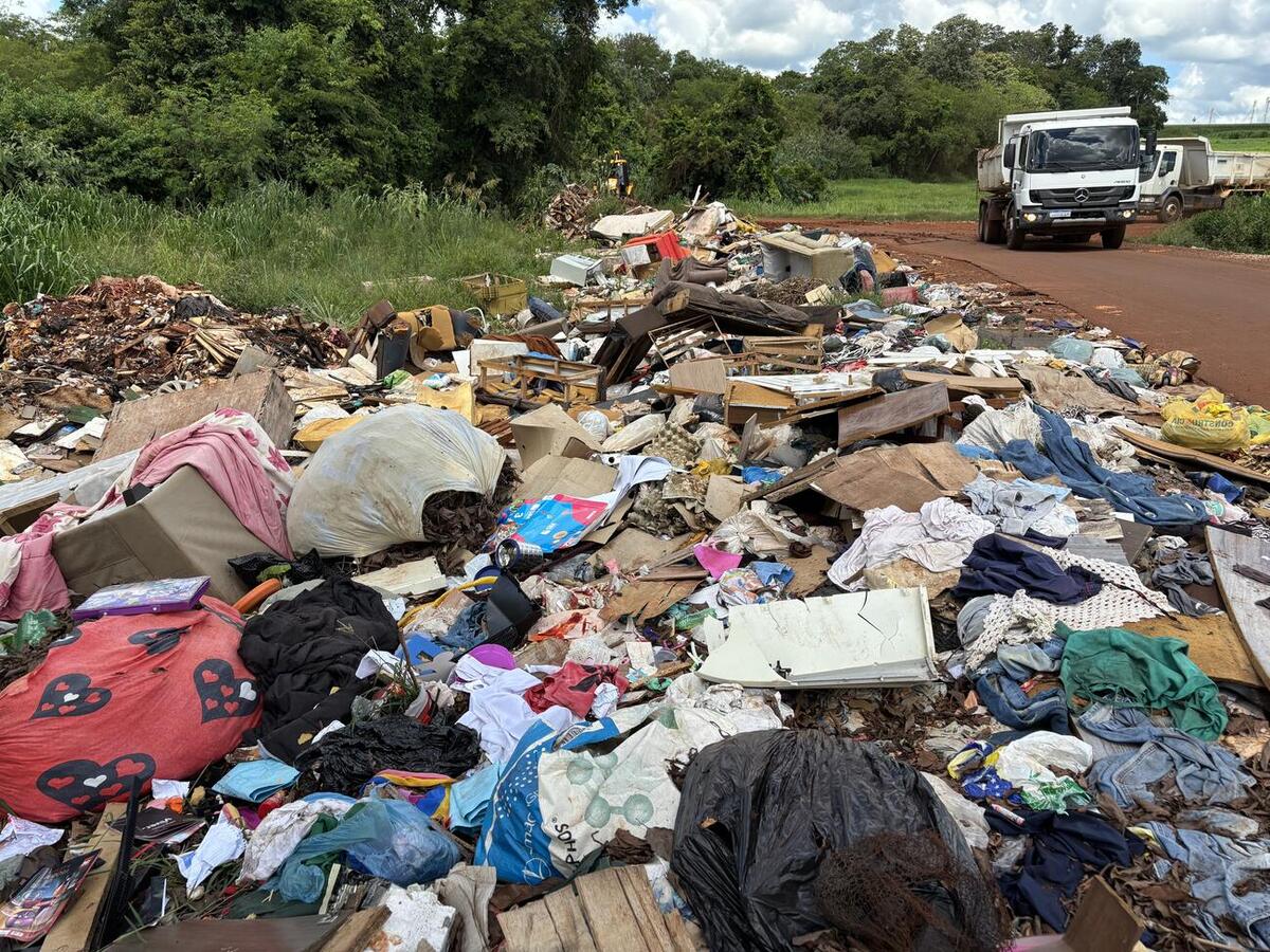 Ação integrada remove 15 caçambas de lixo descartado irregularmente na Linha Bonita