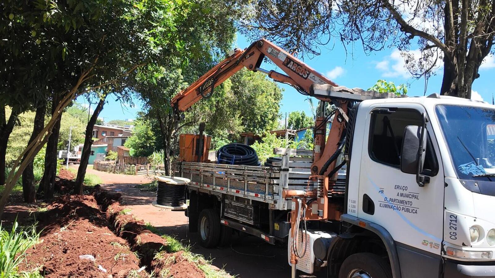 Prefeitura inicia instalação de novo cabeamento para iluminação do Parque Vale dos Ipês