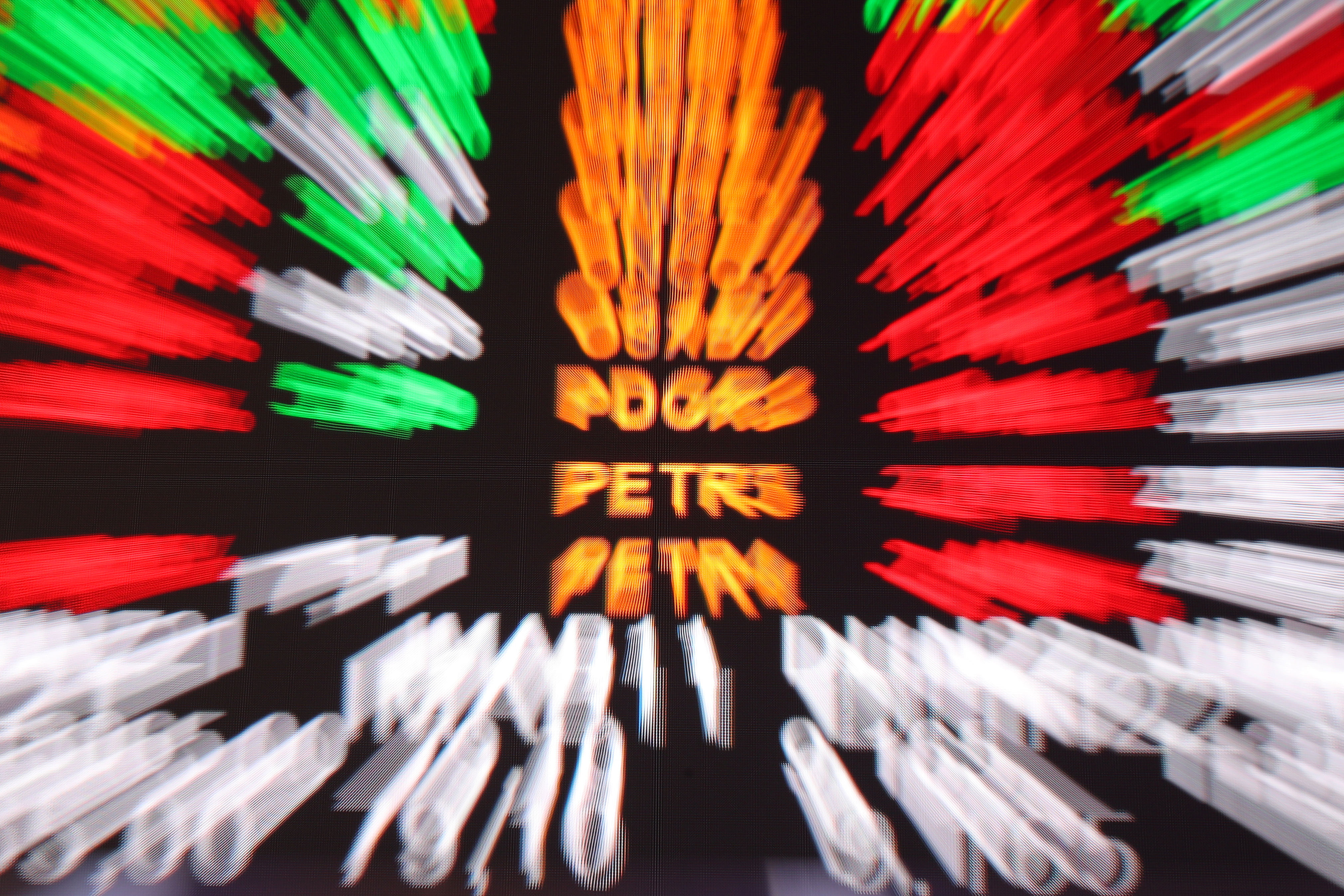 Bolsa bate recorde e fecha acima dos 166 mil pontos pela primeira vez