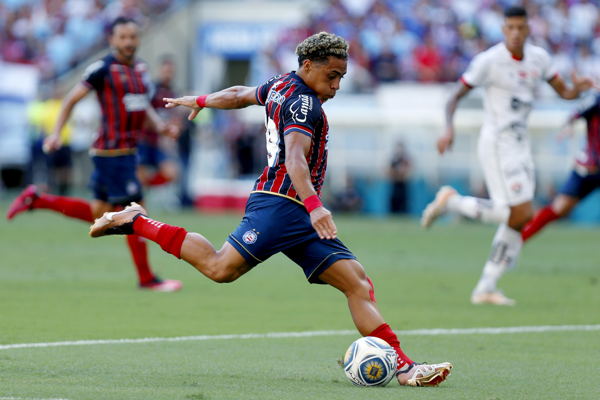 Vitória e Bahia: clássico do futebol baiano na TV Brasil neste domingo