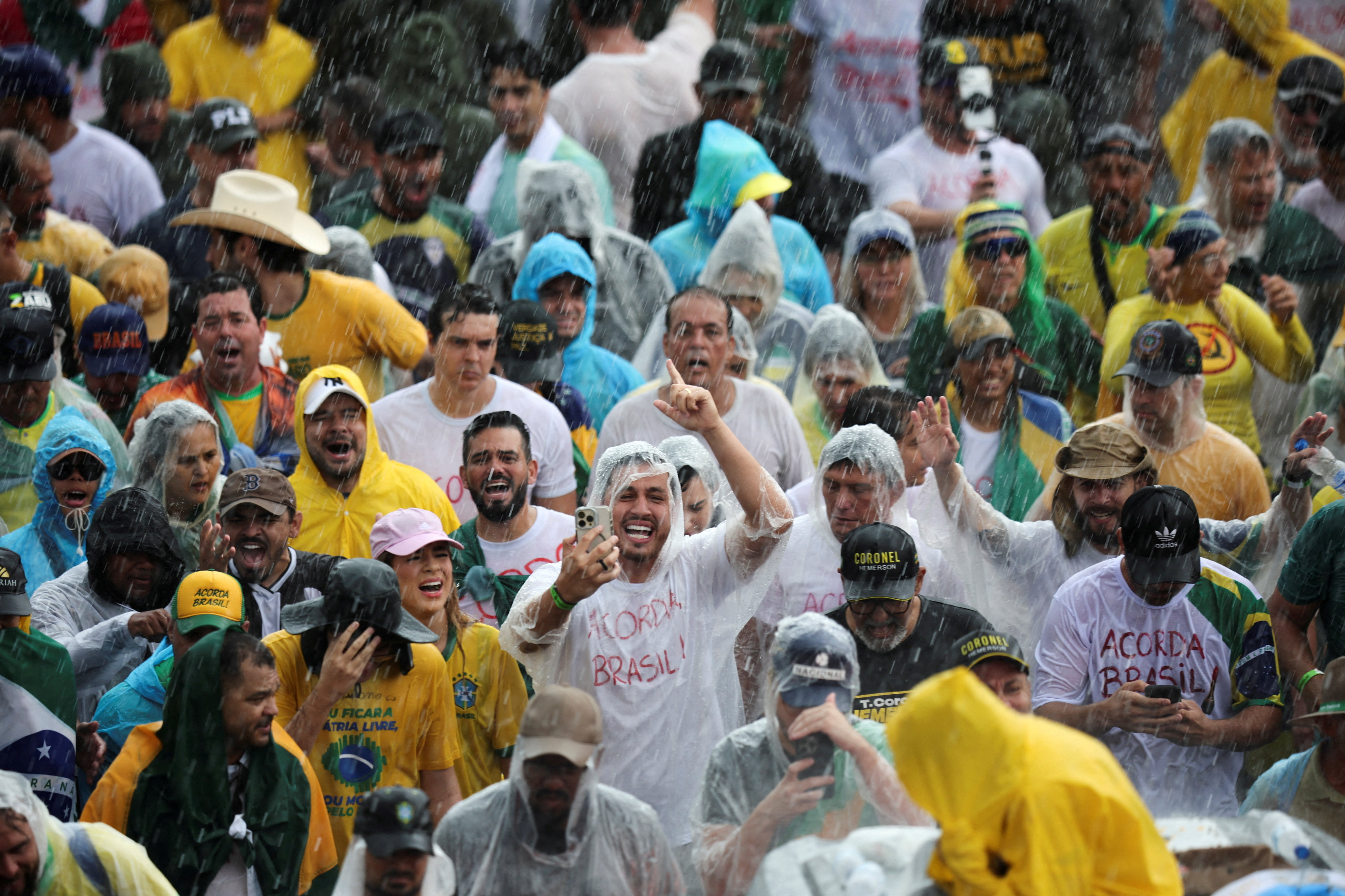 Raio atinge manifestantes na Praça do Cruzeiro, em Brasília