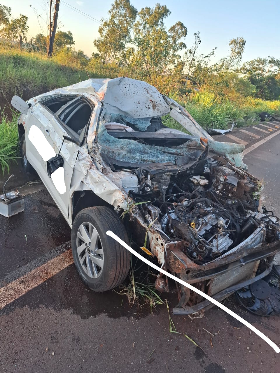 Idoso fica ferido após atropelar bovino na PR-323 em Cafezal do Sul e carro fica destruído