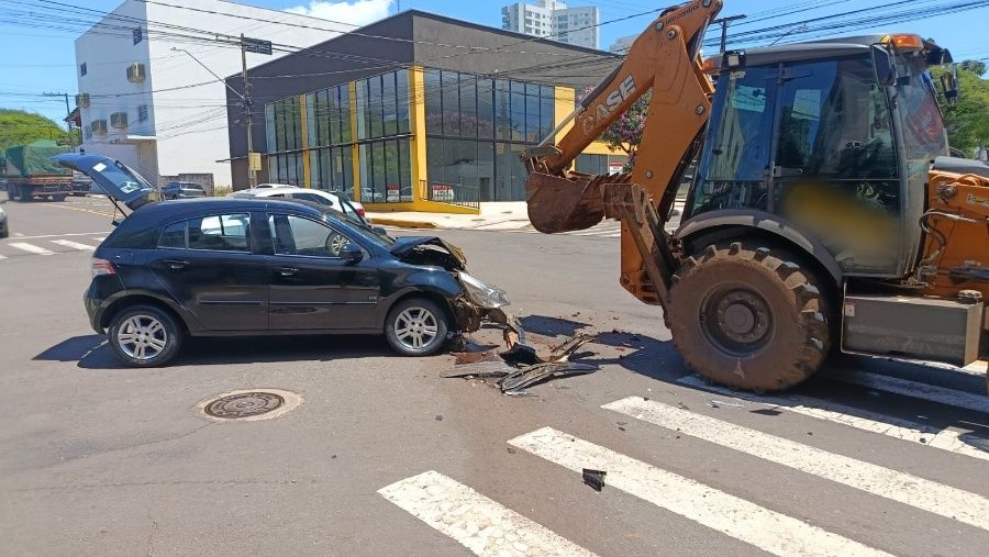 Carro e retroescavadeira se envolvem em acidente no cruzamento das ruas Piratini e Santos Dumont