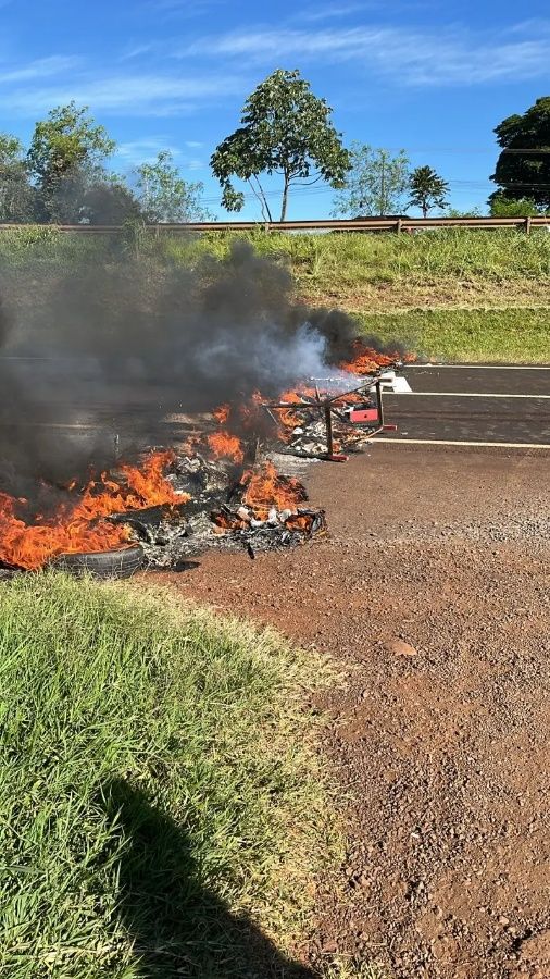 Manifestação por transporte escolar interdita parcialmente a BR-277 em Medianeira