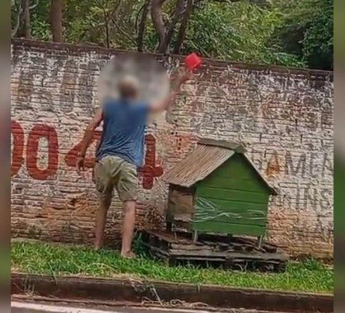 Homem é flagrado jogando fora potes com água e comida para animais de rua em Cascavel