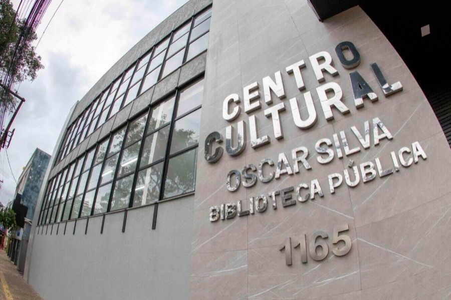 Dia da Selfie na Estante convida leitores a registrarem momentos nas bibliotecas de Toledo