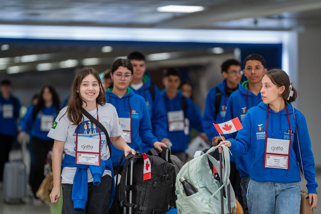 Primeiro voo para o Canadá do Ganhando o Mundo 2026 leva 20 estudantes paranaenses