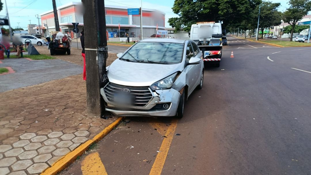 Colisão em rotatória lança carro contra poste em Toledo