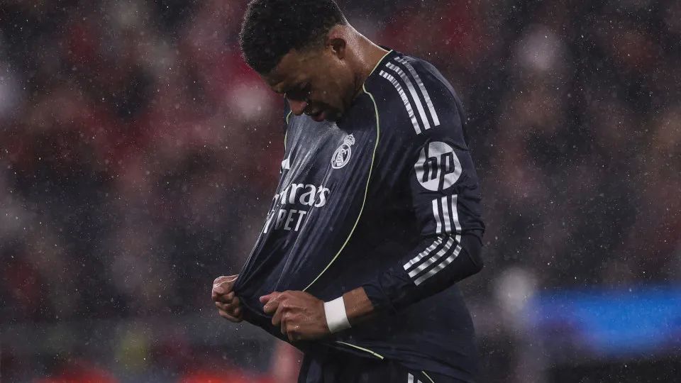 Mbappé dá murro na mesa após derrota contra Benfica: 'Vergonha'