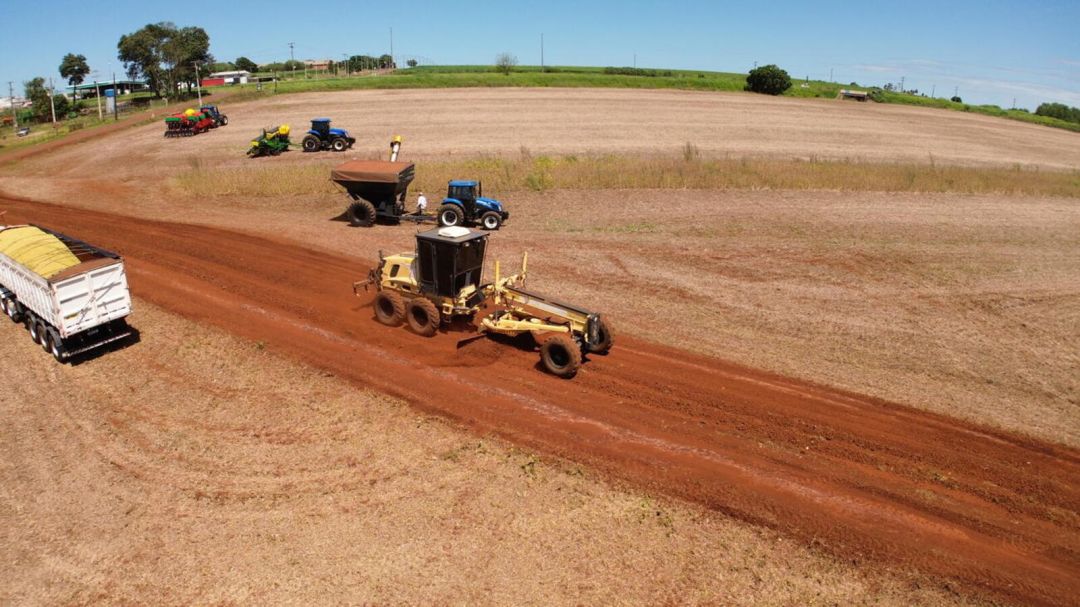 Secretaria de Infraestrutura realiza manutenção em estradas rurais não pavimentadas de Toledo