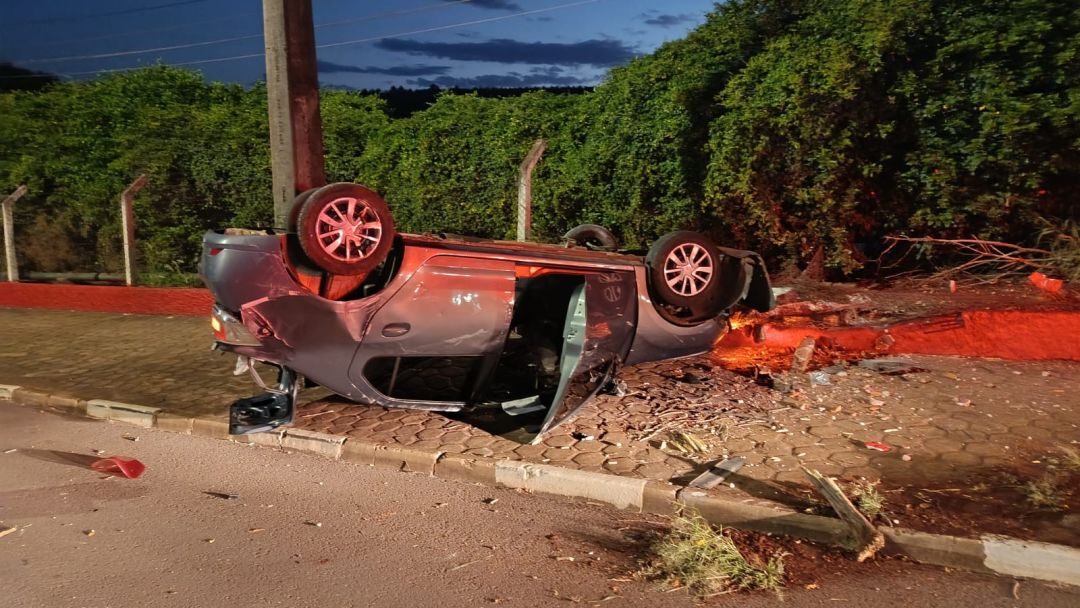 Homem de 33 anos fica ferido em capotamento na Avenida Senador Attilio Fontana
