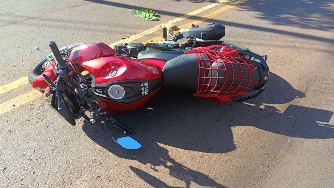 Motociclista fica ferido após colisão com carro que saía do acostamento em Toledo