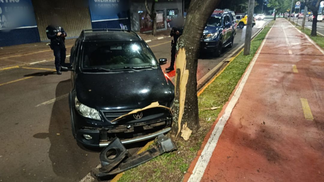 Motorista abandona veículo após colidir com árvore em Toledo