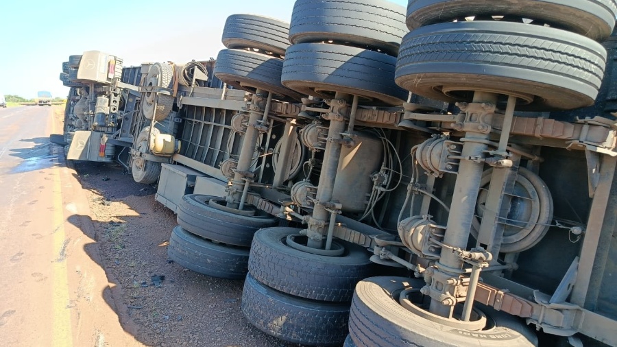 Carreta tomba na BR-163 em Toledo após motorista cochilar ao volante