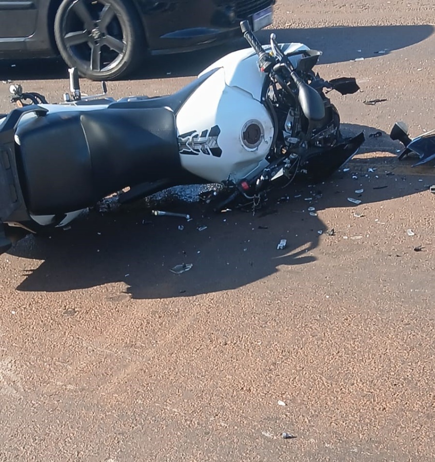 Acidente na Avenida Egydio Geronymo Munaretto deixa motociclista ferido